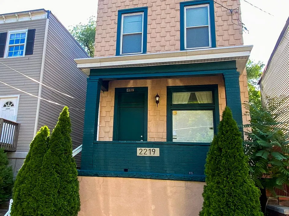 2219 Stratford Ave