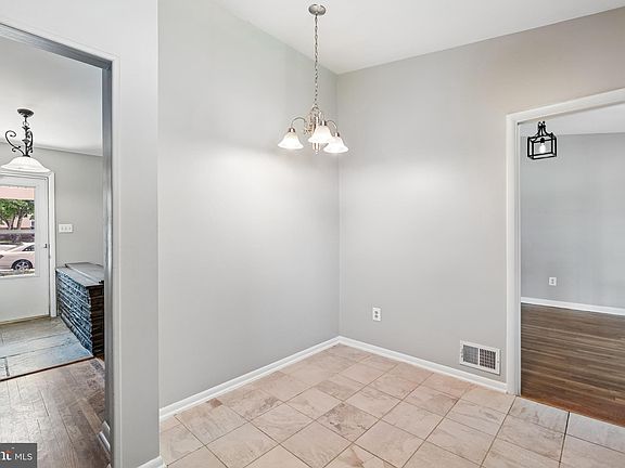 5th image of 1103 Playford Ln
