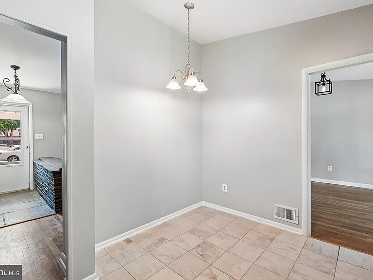 1103 Playford Ln — Photo 5
