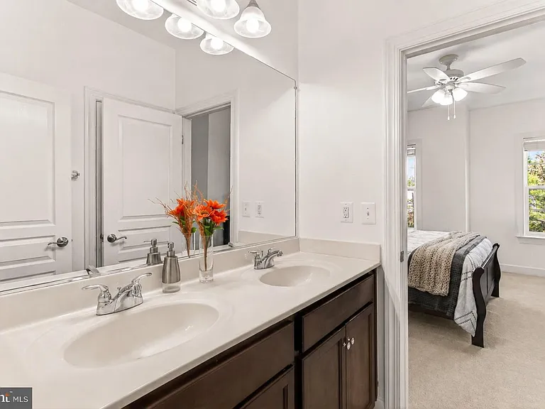 8901 Hargrove Ct — Photo 32