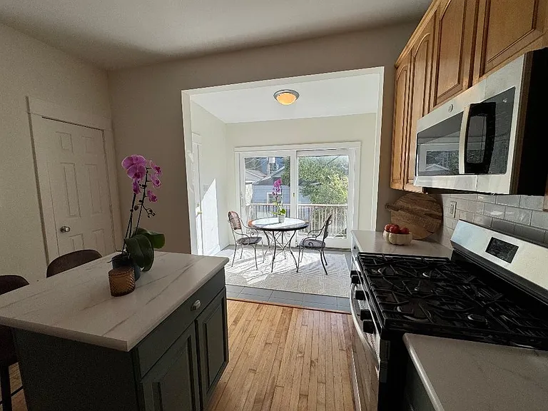 1831 W Nelson St — Photo 11