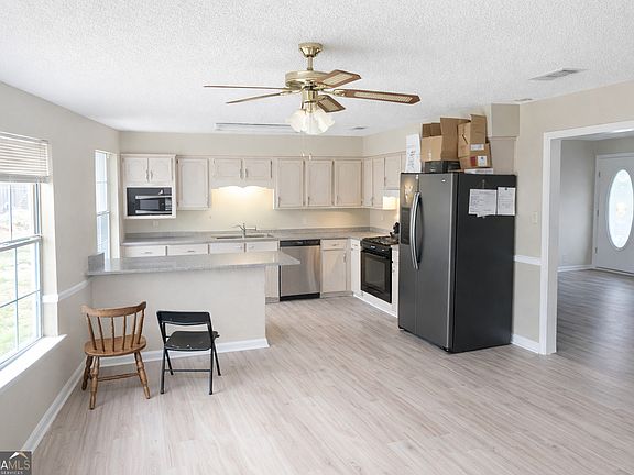 3rd image of 3877 Stratford Cir