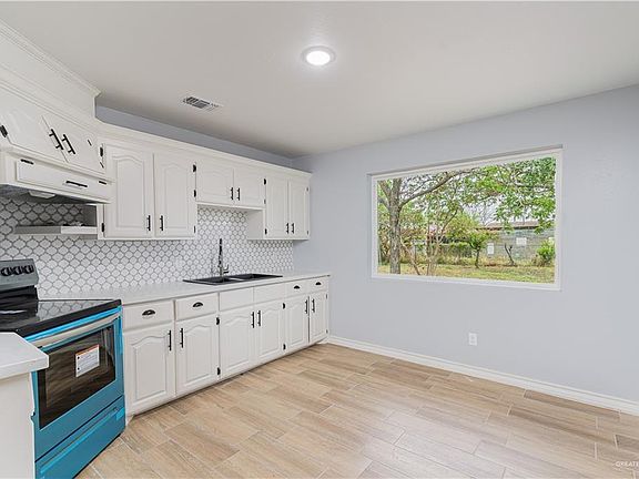 5th image of 3009 Vine Ave