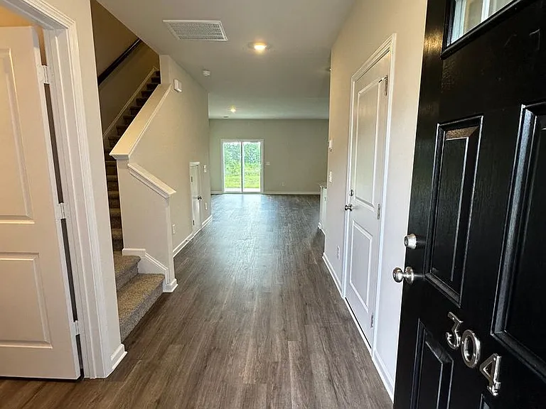 304 S Lake Ct — Photo 3
