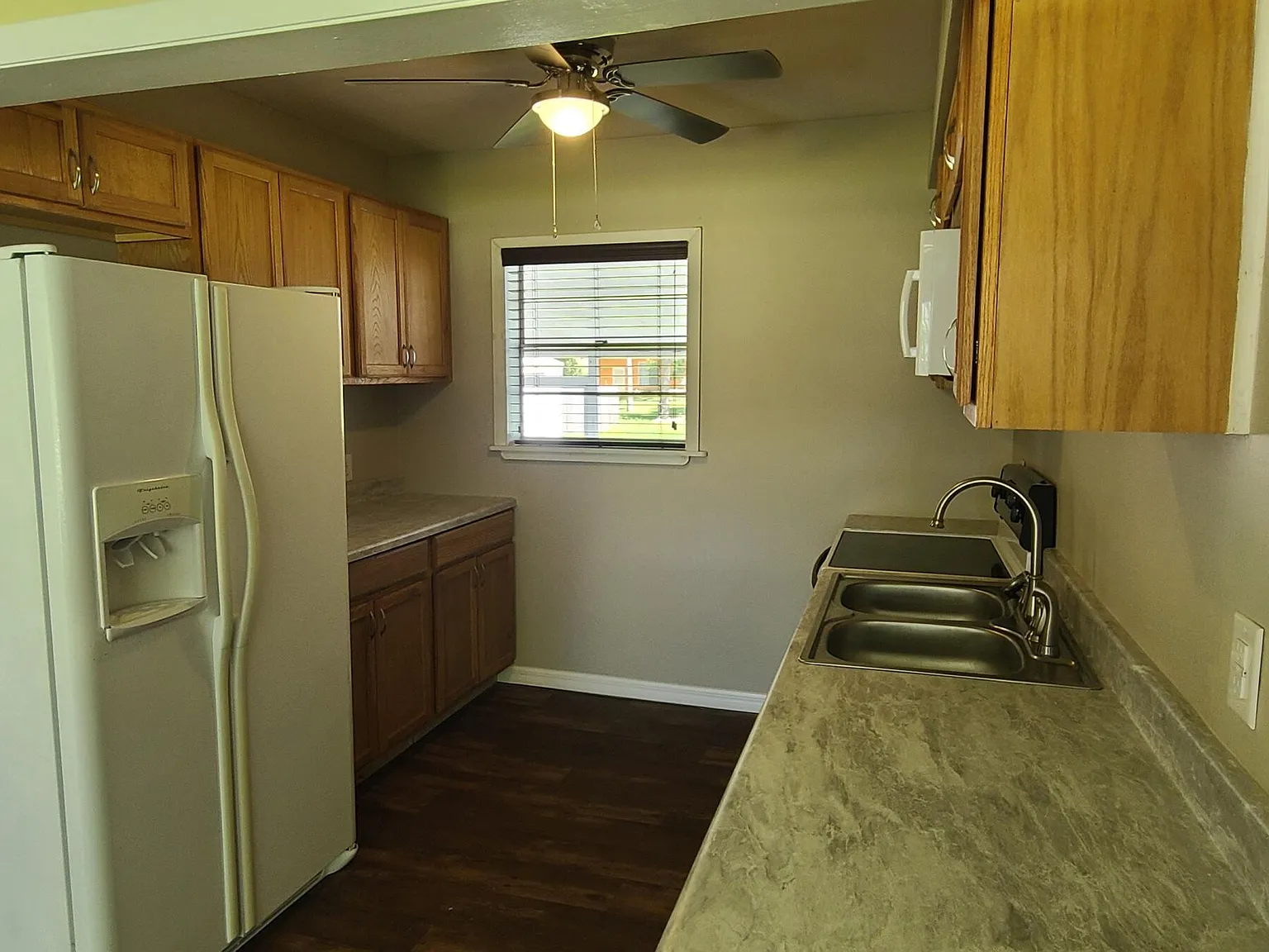 3 bed, 2.0 bath, 1127 sqft, $2,095 — Photo 4