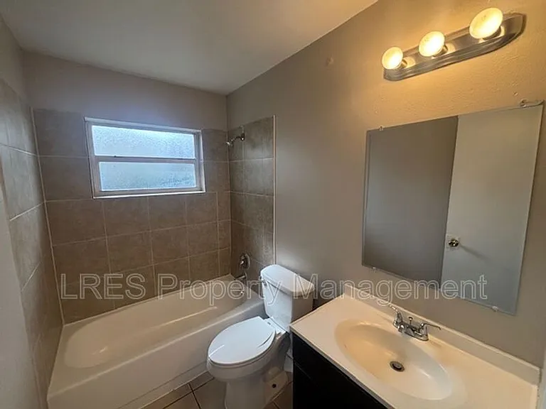 2437 Chase Ave #A — Photo 13