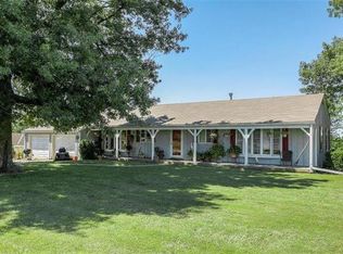 908 S Peculiar Dr, Peculiar, MO 64078