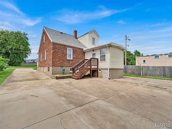 3rd image of 2334 Wismer Ave