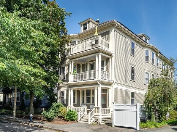 27 Stanton Rd #3, Brookline, MA 02445