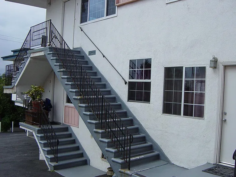 1940's 4plex. Apartment #3 is avail. Upper Unit.