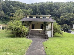 1070 Mimosa St, Grundy, VA 24614