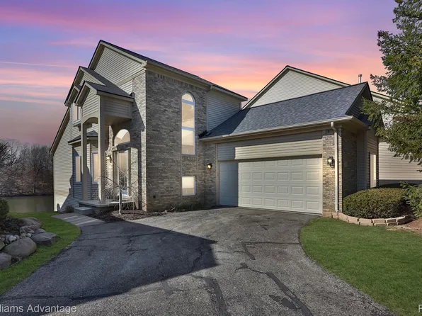 715 Pointe Ct, Milford, MI 48381