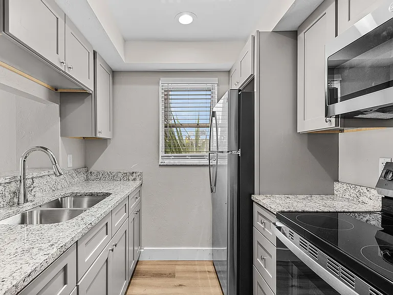 1917 Maravilla Ave #23 — Photo 9