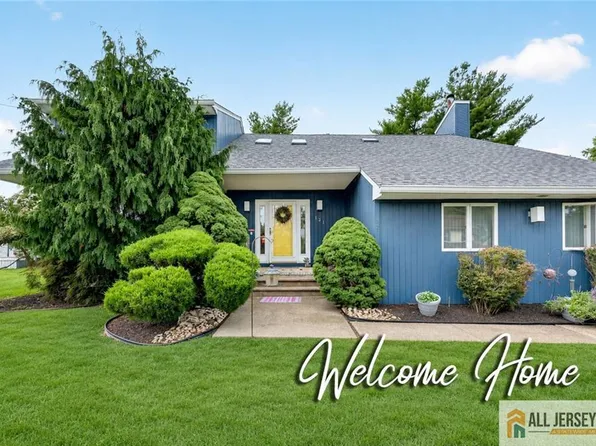 121 W Hill Rd, Colonia, NJ 07067