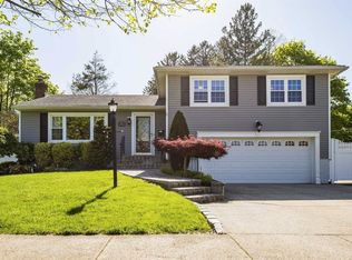 27 Audley Cir, Plainview, NY 11803