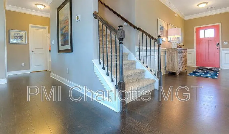 1120 Walbury Hl — Photo 2