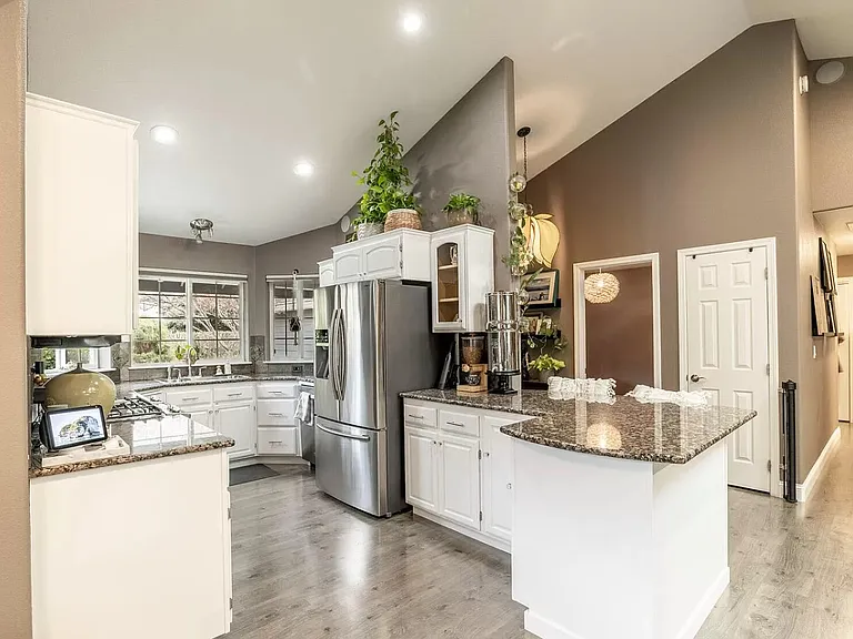 2831 N White Pines Dr — Photo 5