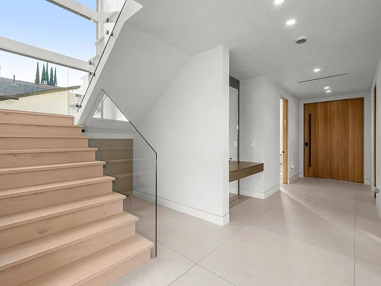 Lindley Ave — Photo 19