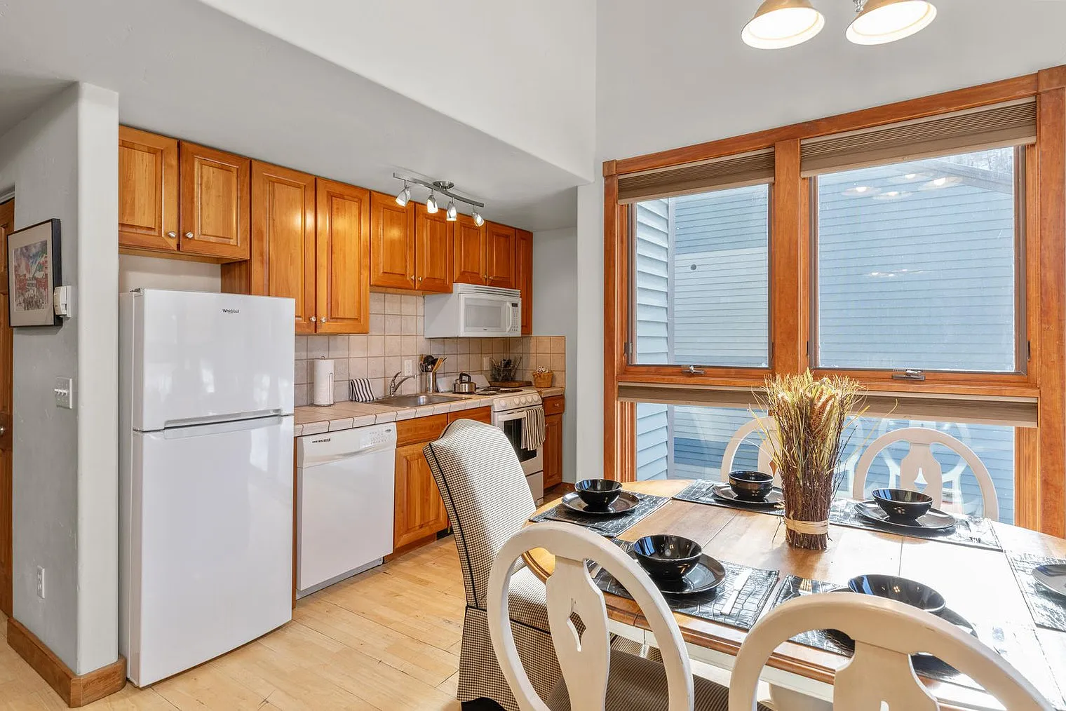 3 bed, 3.0 bath, 1334 sqft, $9,153 — Photo 4