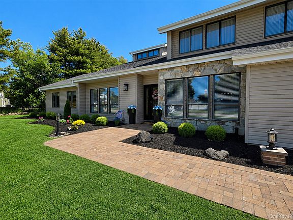 4th image of 25 Vineyard Way