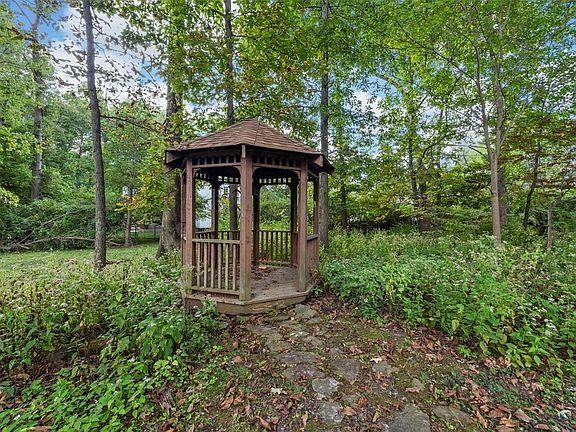 5th image of 122 Frontenac Forest St