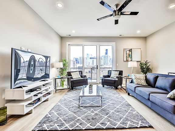4th image of 680 N Milwaukee Ave #402