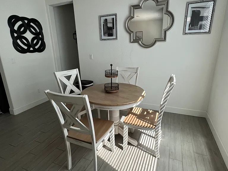 Dining area as soon as you walk in