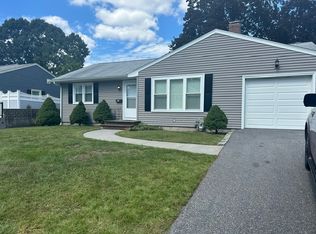 27 Gillooly Dr, Warwick, RI 02888