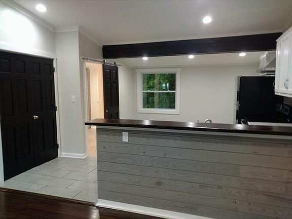 2nd image of 100 Montague St