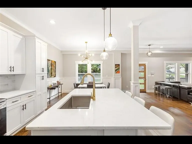 2039 Glendale Dr — Photo 8