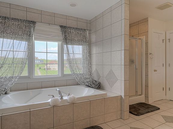 5th image of 2300 Lake Vista Dr