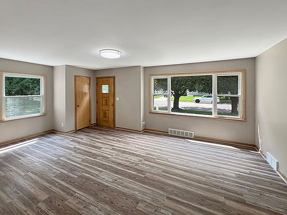 3rd image of 2843 Pine Ave