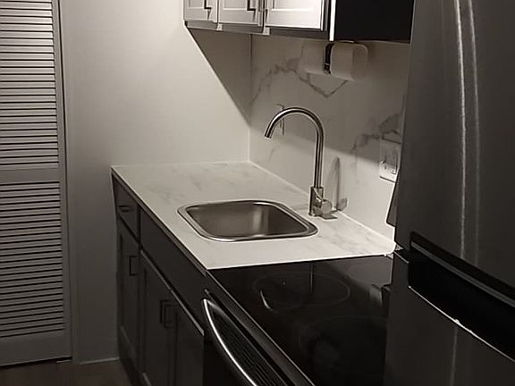 Soft close cabinets with a full wall marble backsplash