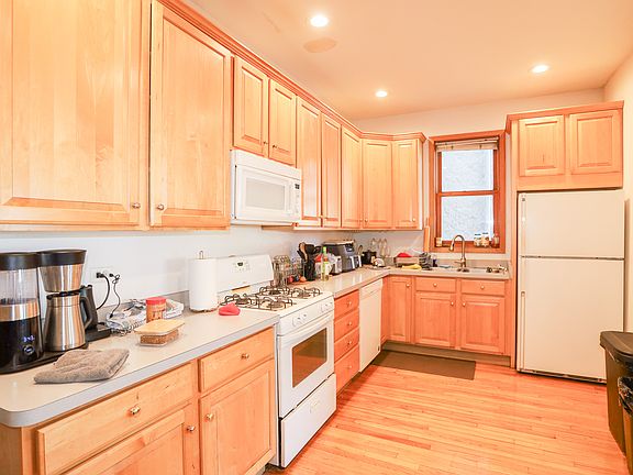 4th image of 1940 W Diversey Pkwy APT 1E