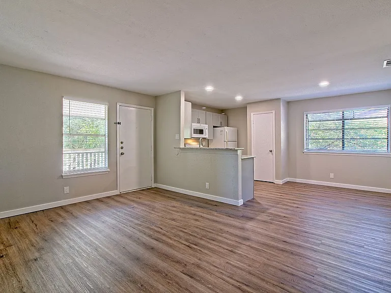 401 Hedgewood Dr #C — Photo 8