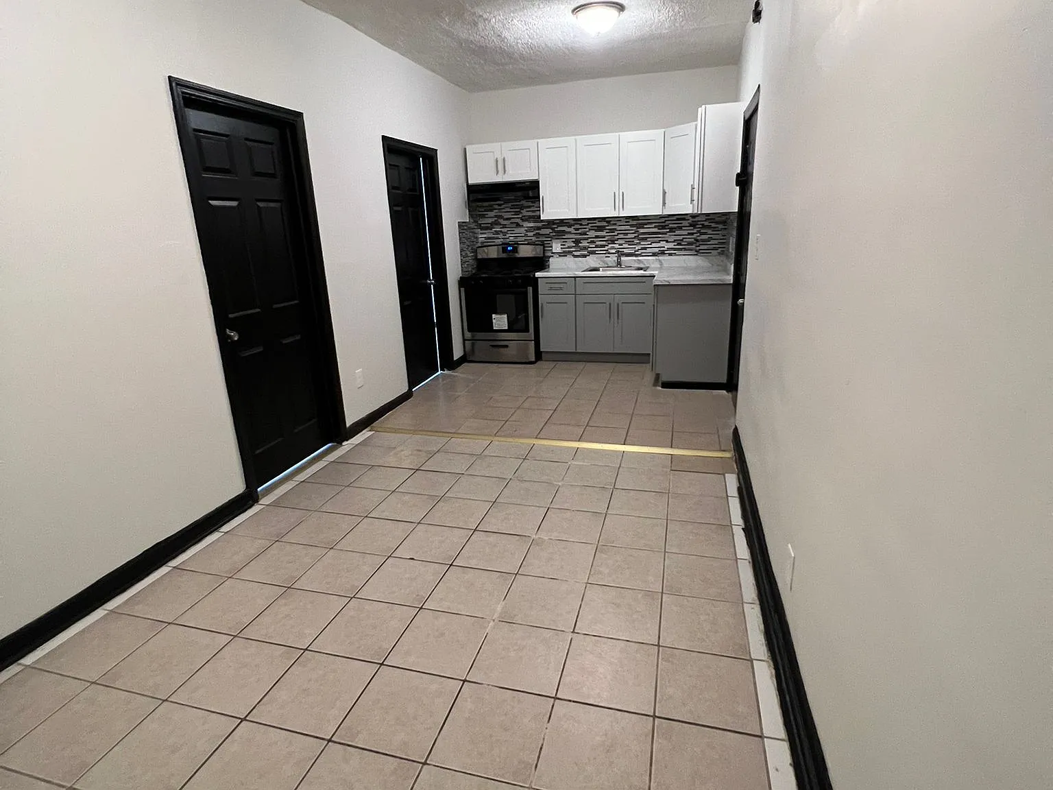 3 bed, 1000 sqft, $1,800 — Photo 3
