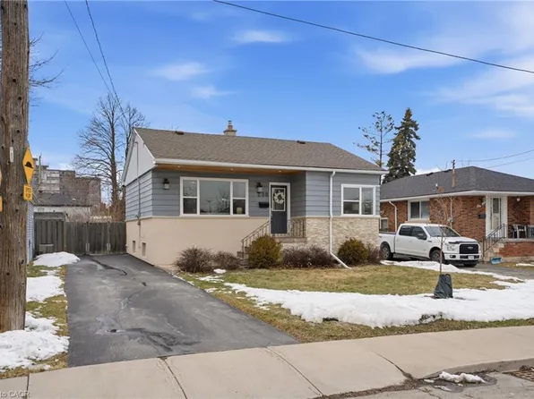 208 E 44th St, Hamilton, ON L8T 3H6