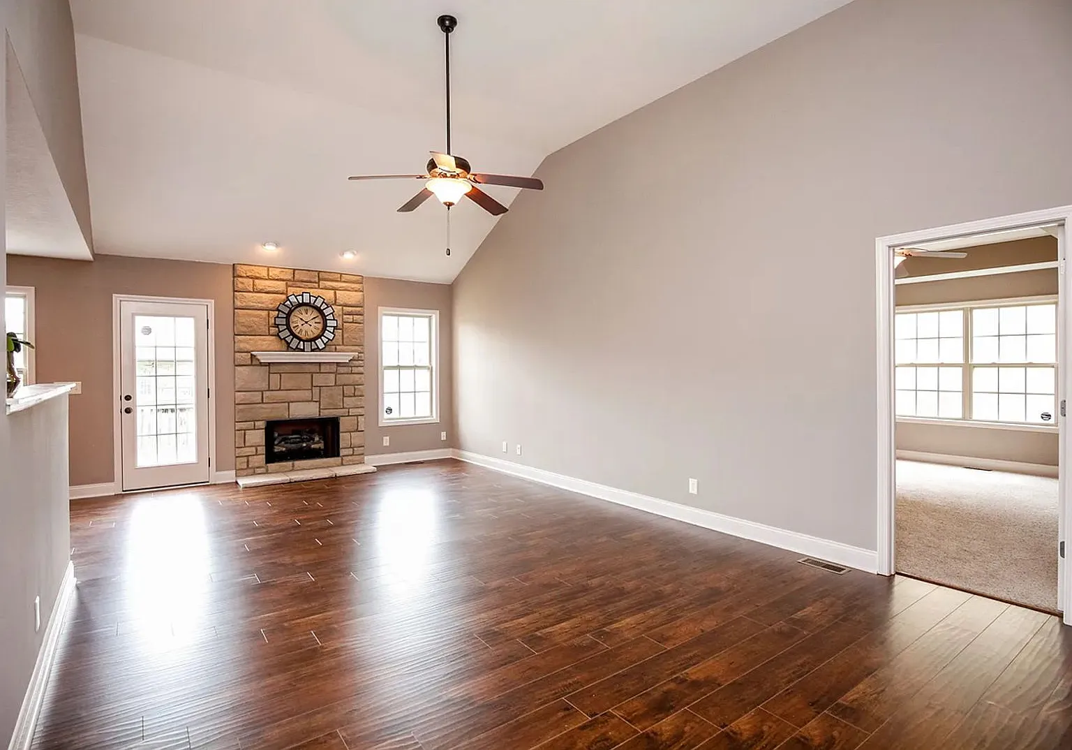 3 Bedroom 2 Bathroom Home! — Photo 2