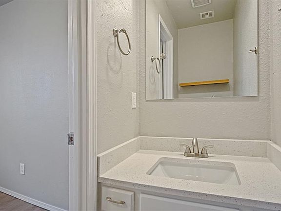 5th image of 704 Meadowlake Dr