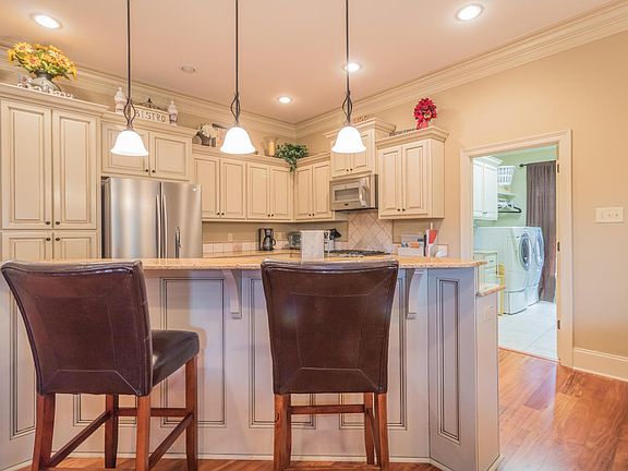 5th image of 242 Rosemary Pl
