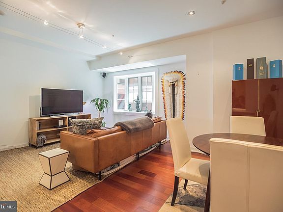 4th image of 219-29 S 18th St #523
