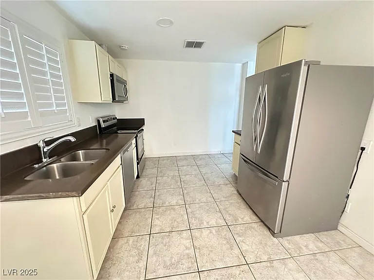 501 Slayton Dr — Photo 4