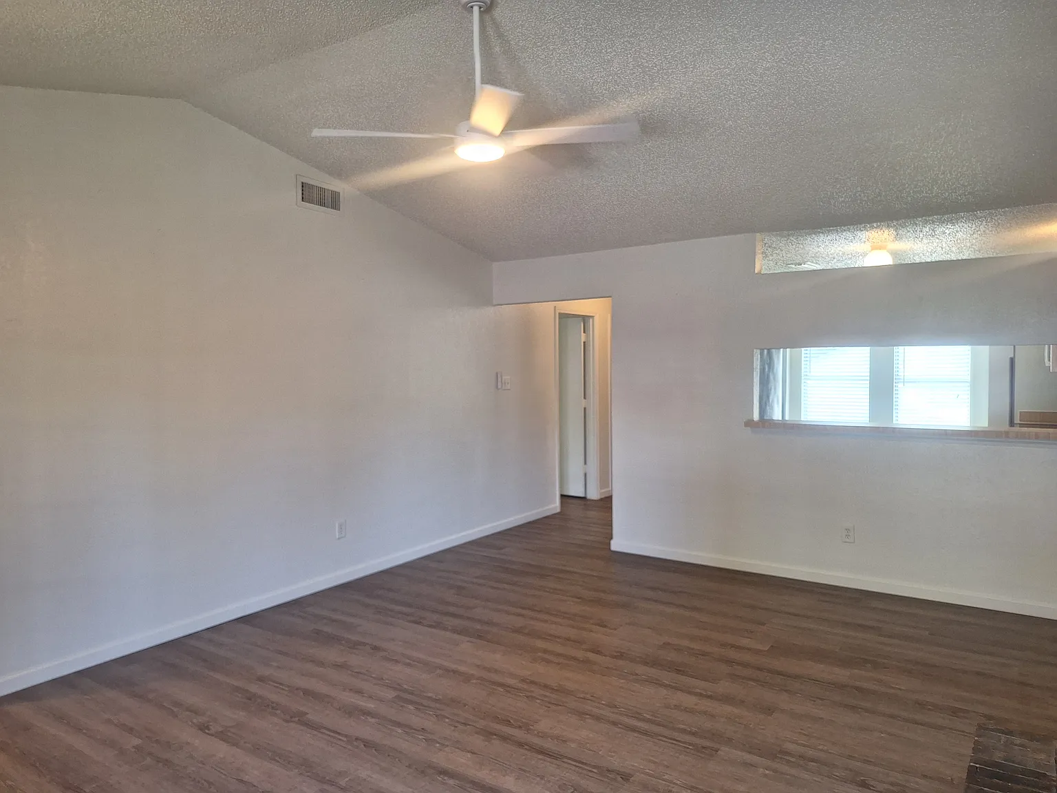 3 bed, 1057 sqft, $2,000 — Photo 3