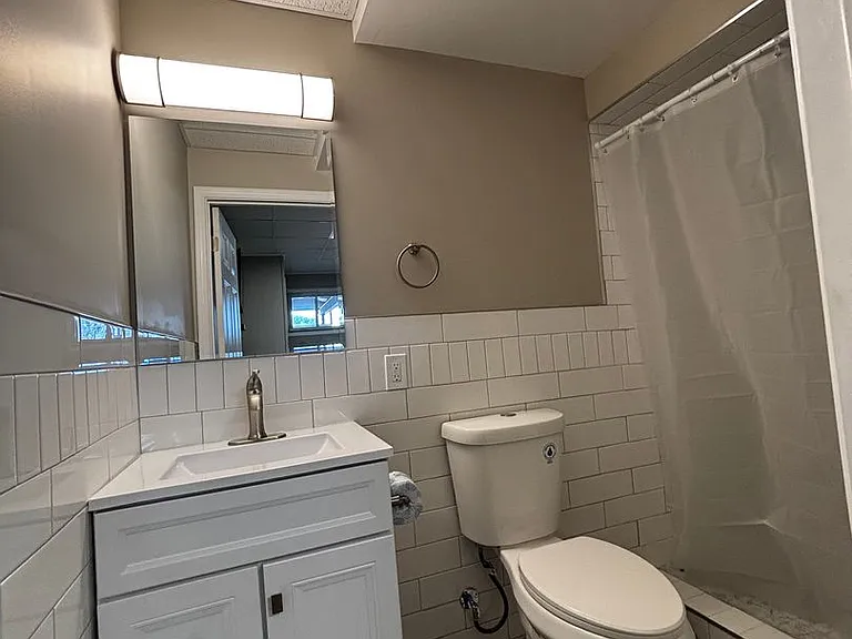 2423 Crest St — Photo 16