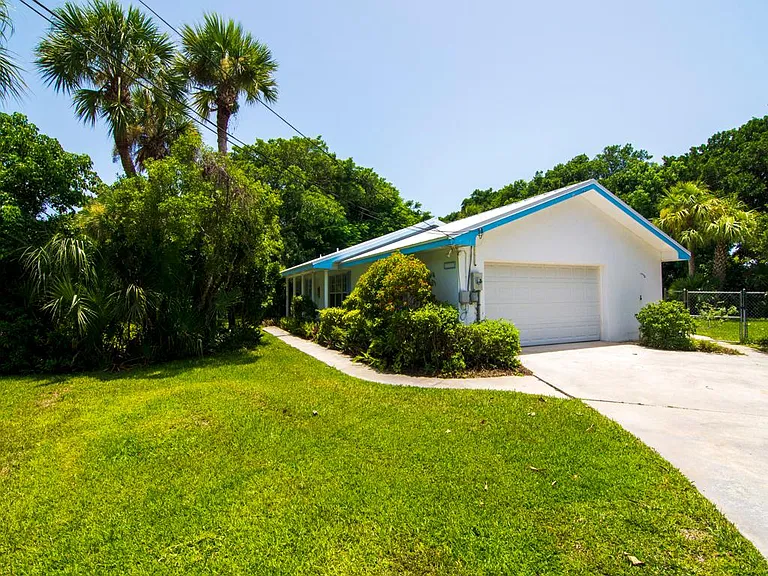 1545 Pelican Ln — Photo 3