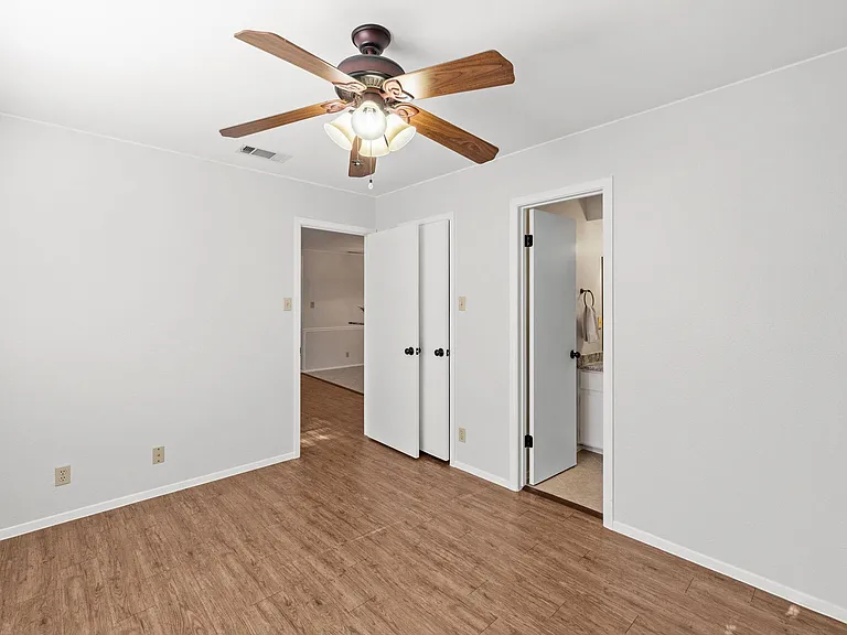 9807 Hundred Oaks Cir #B — Photo 15
