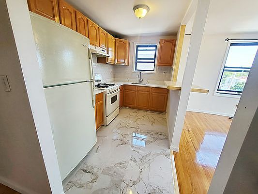 3rd image of 928 E 99th St #4A