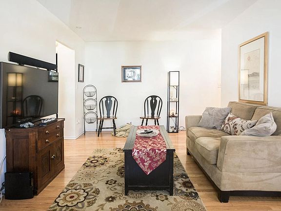 2nd image of 526 W Oakdale Ave #215
