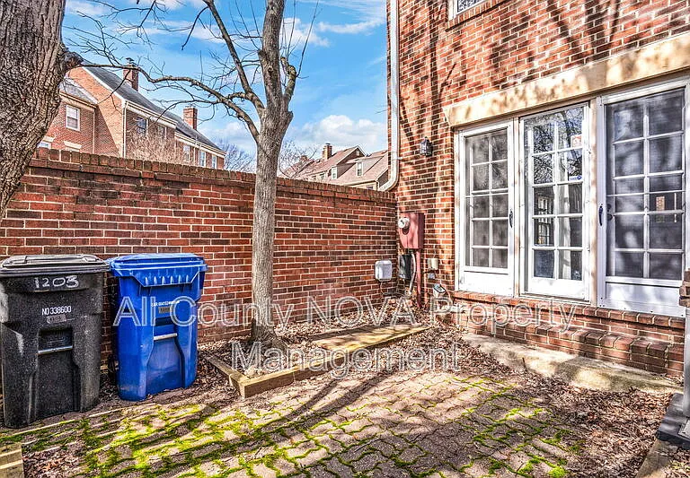 1203 Michigan Ct — Photo 39