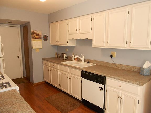 5th image of 513 Sandhurst Ln #513